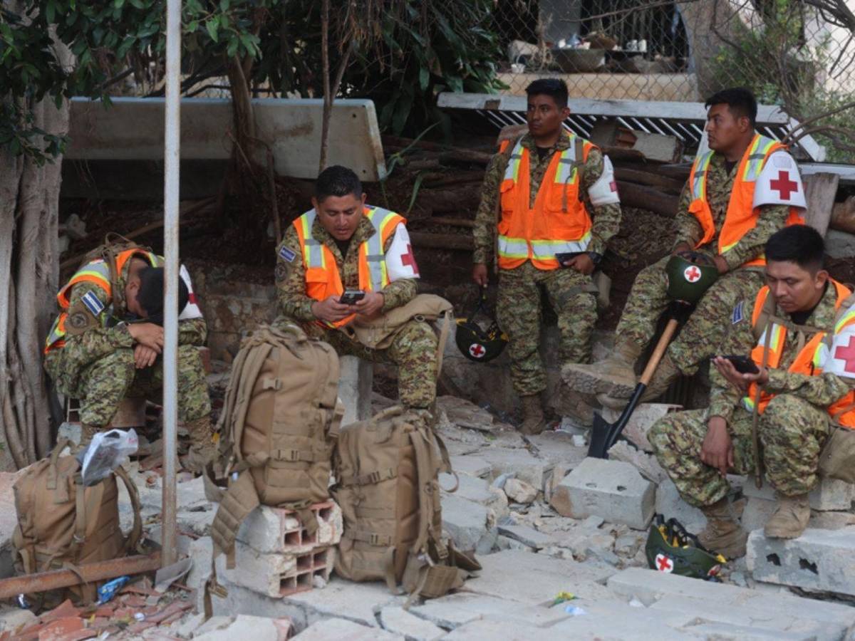 Venezuela condecora a rescatistas de más de 20 países por su apoyo tras los terremotos