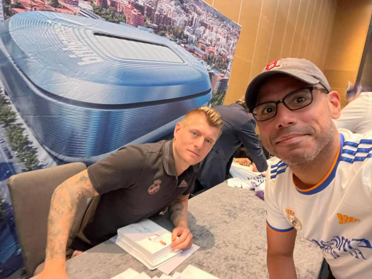 Ramiro Ocasio con Toni Kroos, figura del Real Madrid.