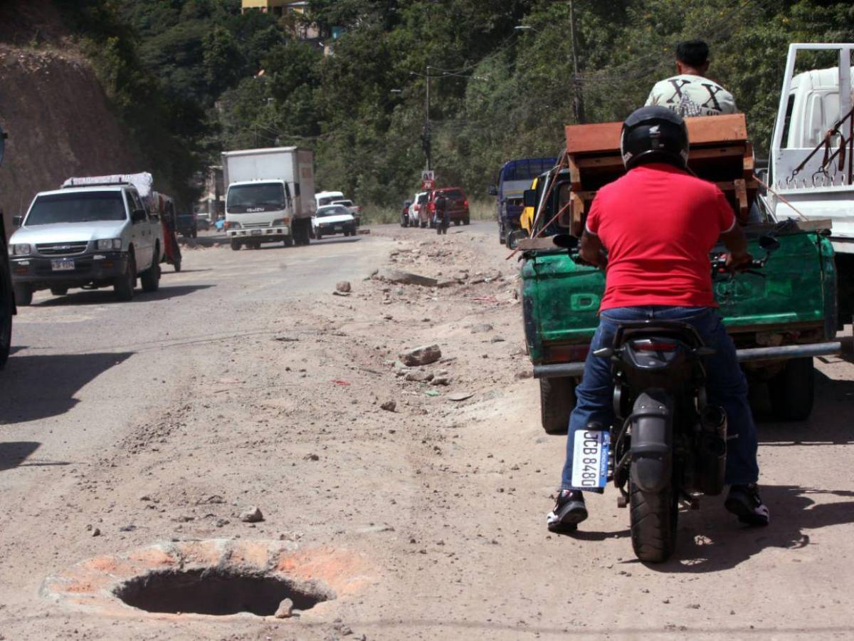 Entre baches y polvo: el lento avance de la carretera hacia Olancho