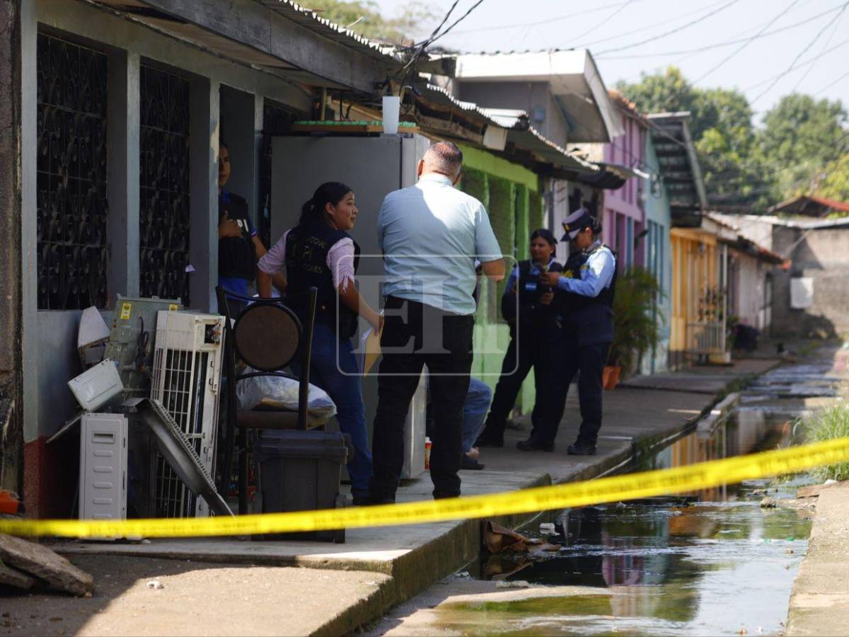 Escena del crimen: Sus hijos observaban desde afuera mientras investigaban la muerte de Bianca García