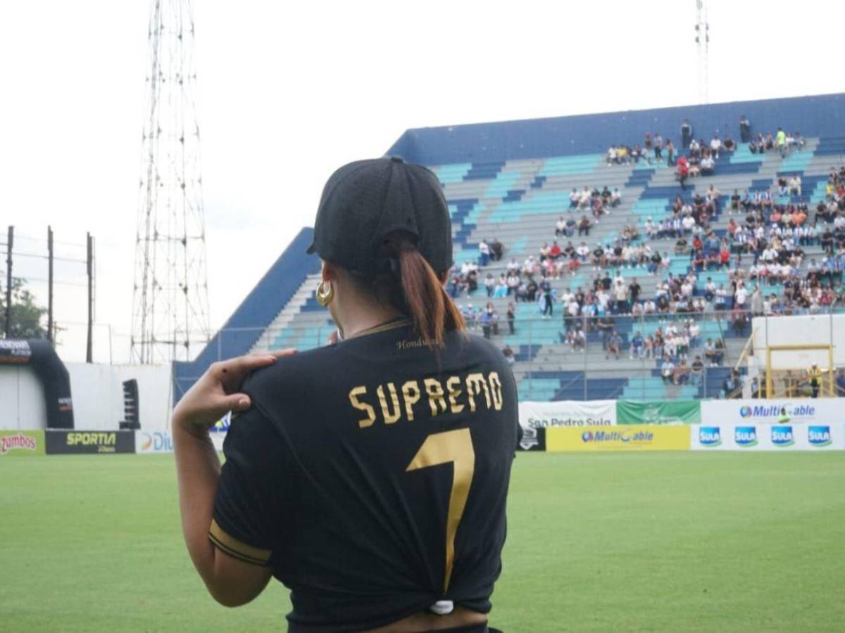 ¡Con la camiseta de Supremo! Así llegó Milagro Flores para el partido de tiktokers
