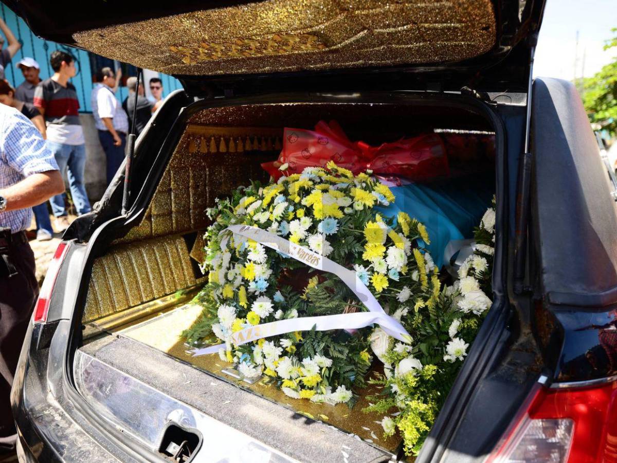 Con aplausos y escoltas despiden a Kevin Pérez, padre y héroe policial que murió tras salvar a menor