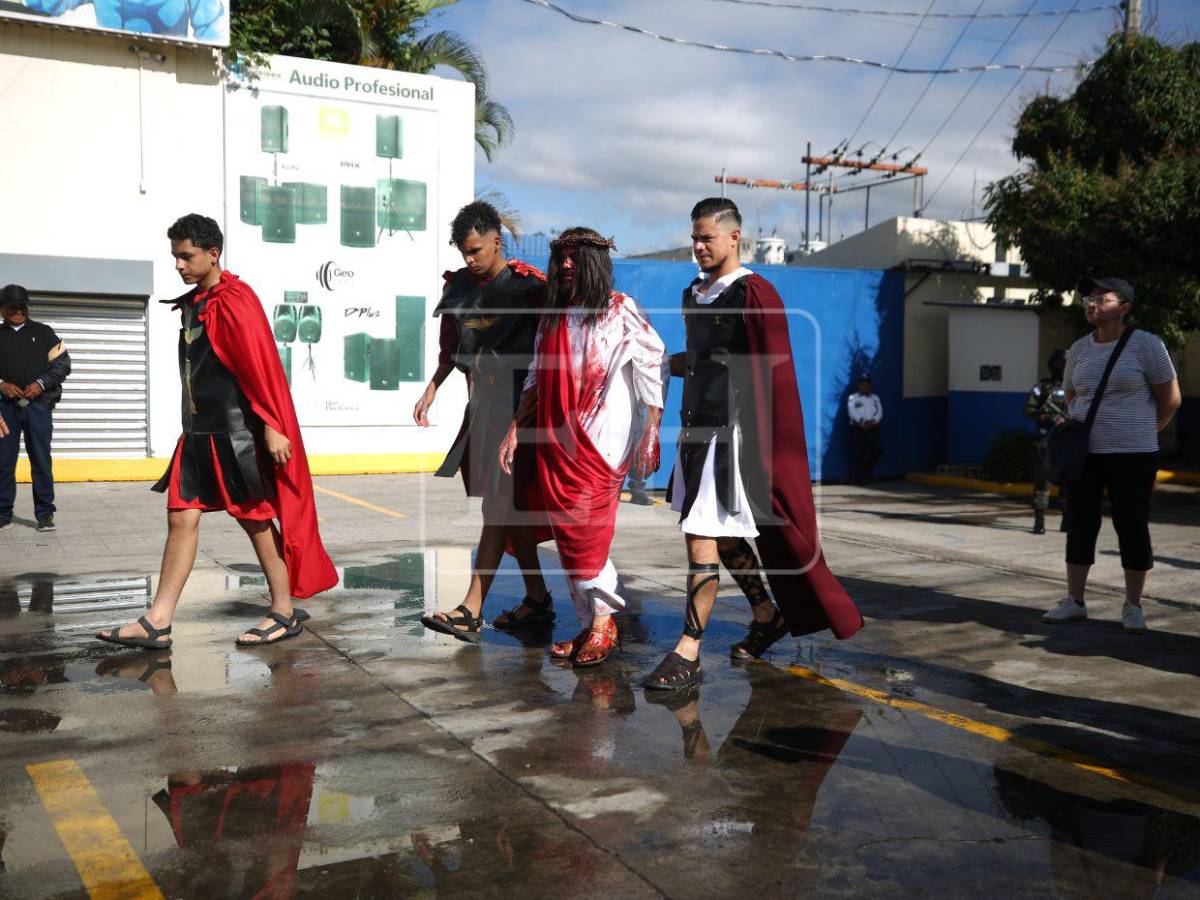 Fue azotado, humillado y obligado a cargar su cruz: feligreses dramatizan el viacrucis