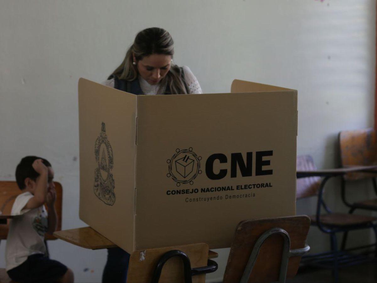Luis Redondo, presidente del Congreso Nacional, llega a votar en San Pedro Sula