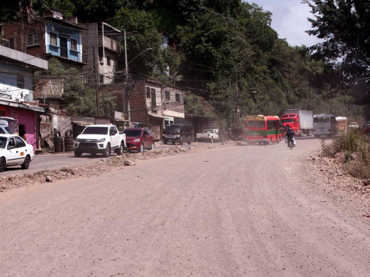 Entre baches y polvo: el lento avance de la carretera hacia Olancho