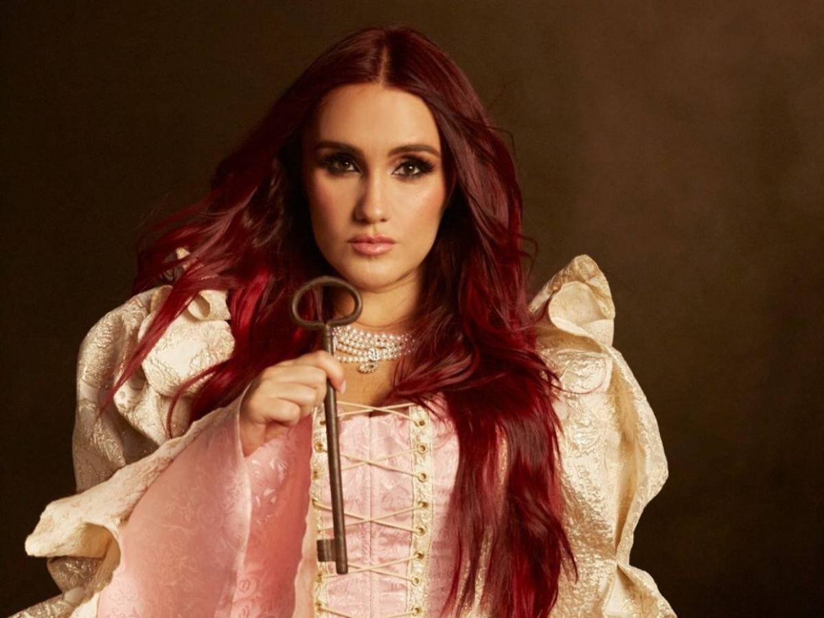 Dulce María anuncia su segundo embarazo con una emotiva sesión