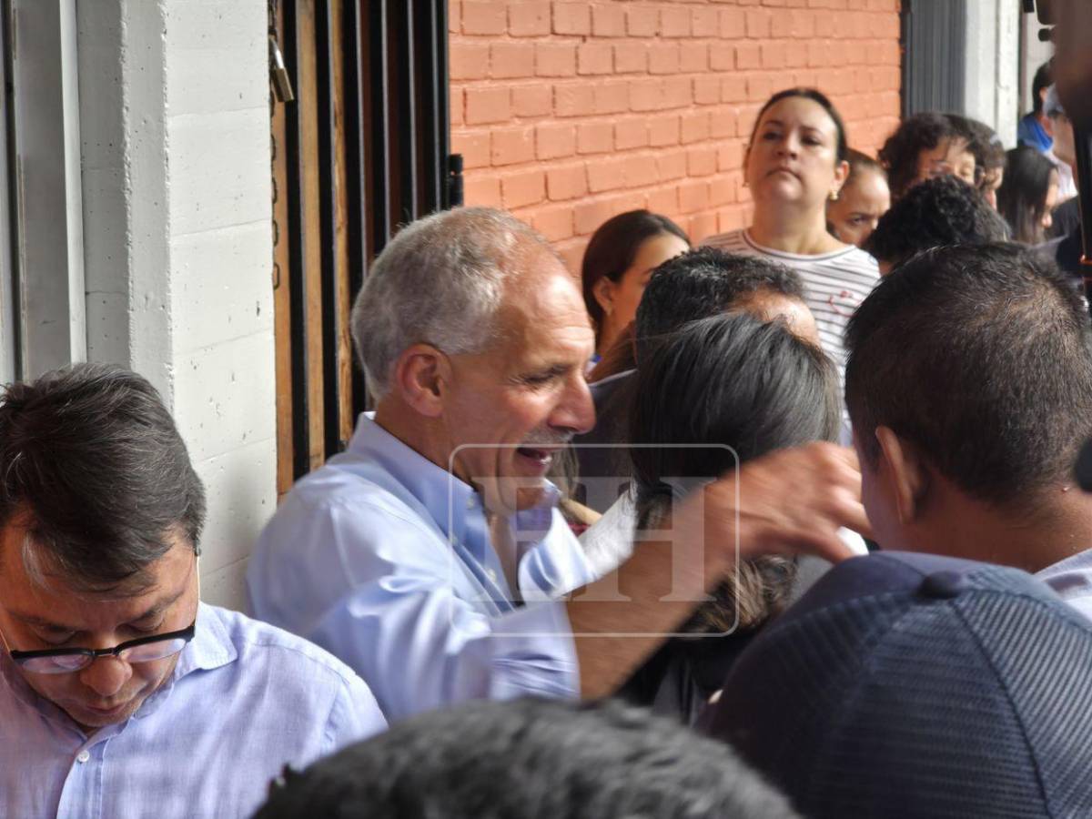 Haciendo fila y tomándose fotos con los votantes: así llegó a votar Nasry Asfura