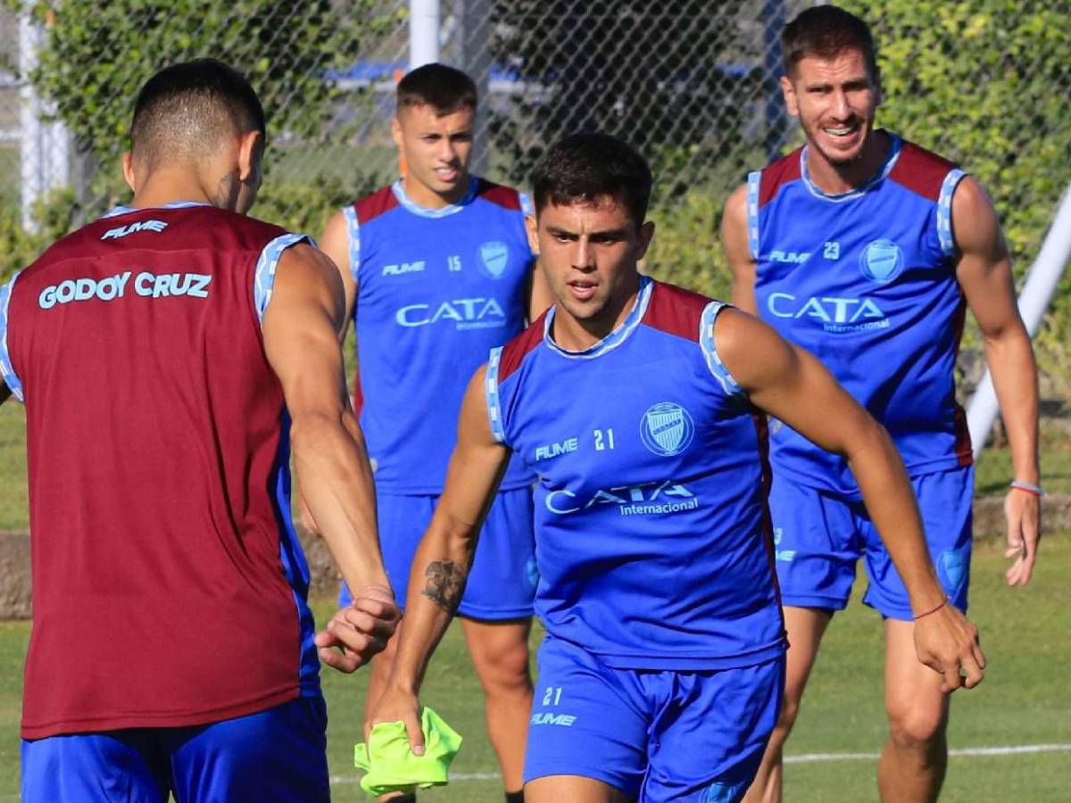 De estrella en Motagua, a no tener minutos en Argentina: El calvario que vive Agustín Auzmendi