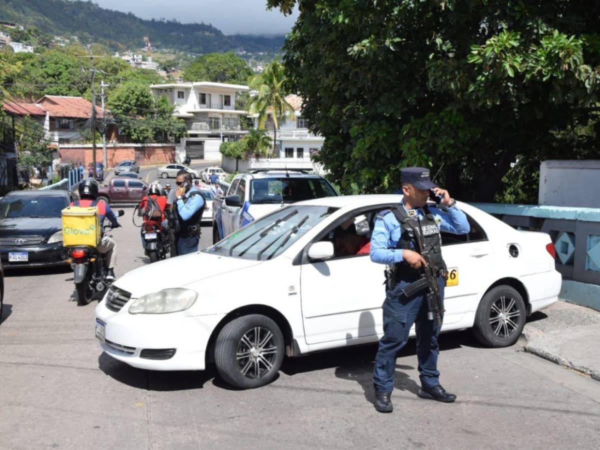 Entre llanto y dolor, familiares identifican a taxista asesinado en La Reforma