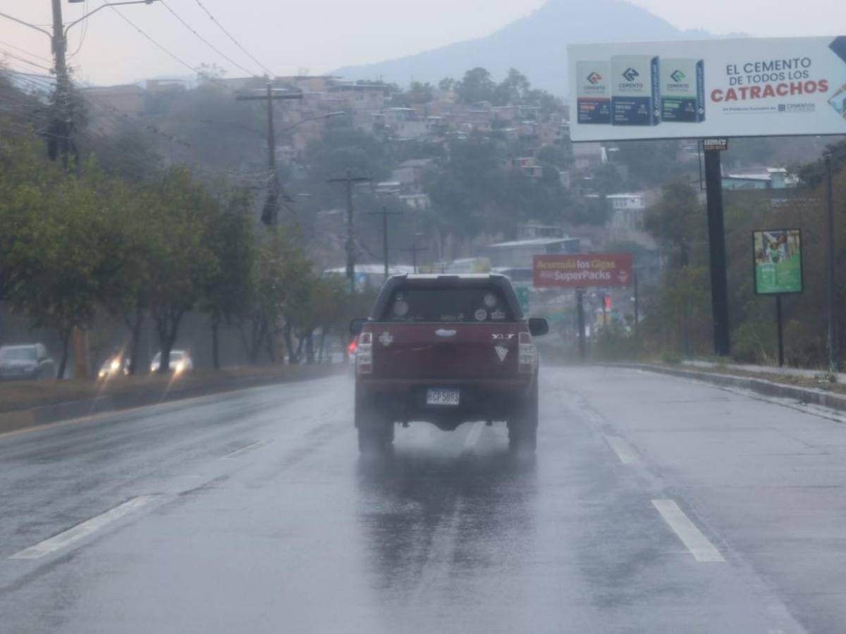 Fiel a la tradición: refrescante lluvia cayó sobre la capital en el Día de la Cruz