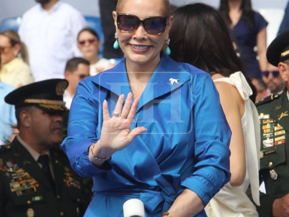 Familia presidencial engalana el estrado principal durante los desfiles patrios