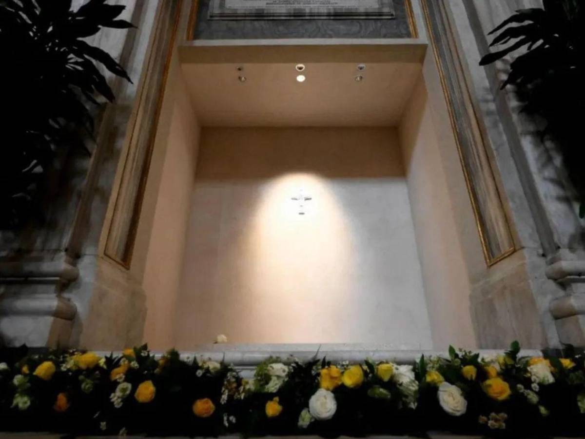 Más de 110 cardenales rezan ante la tumba del papa Francisco en Roma