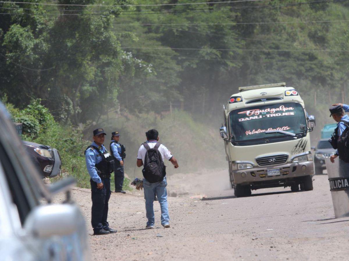 Pobladores bloquean carretera a oriente por lento avance en pavimentación