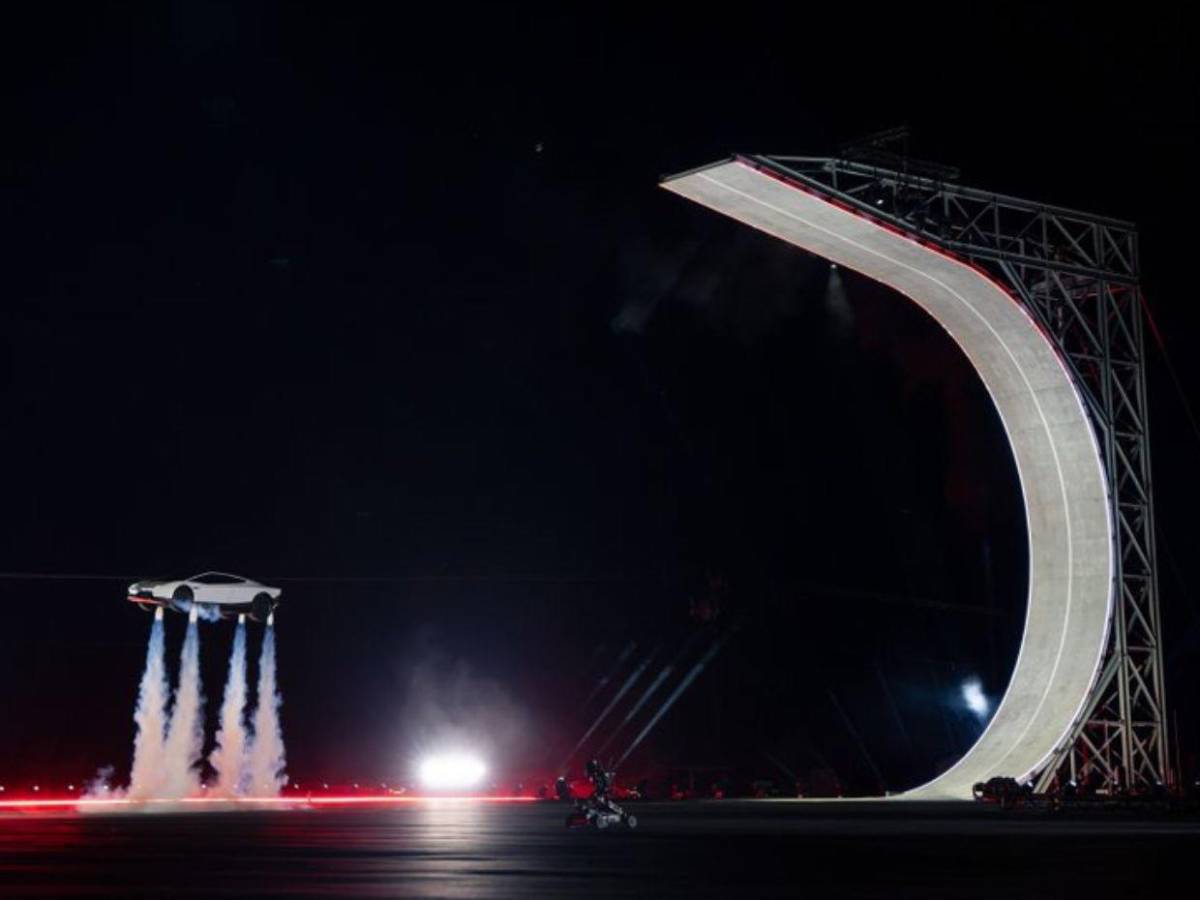 Parece sacado de “Volver al futuro”: así funciona el nuevo Tesla de Elon Musk