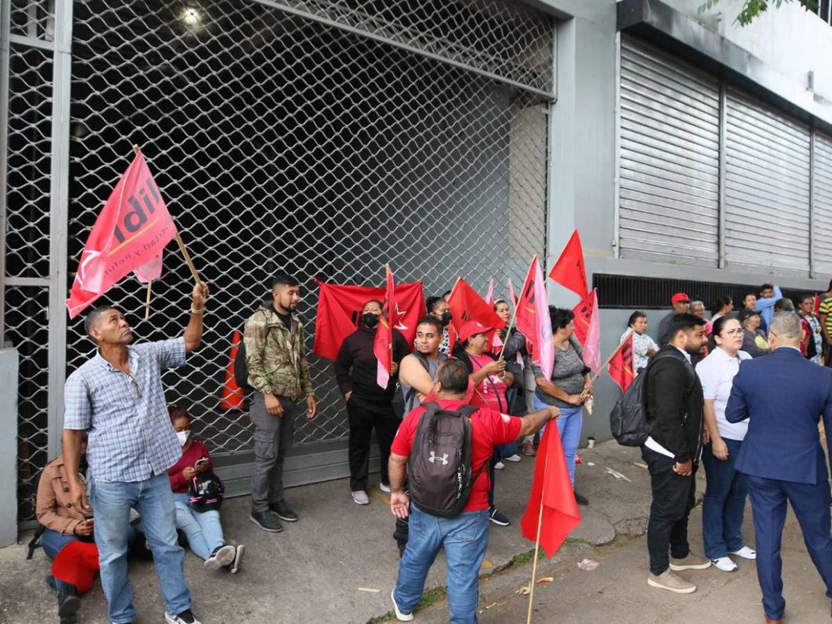Apoderándose de los portones, colectivos de Libre impiden entrega de ofertas para TREP