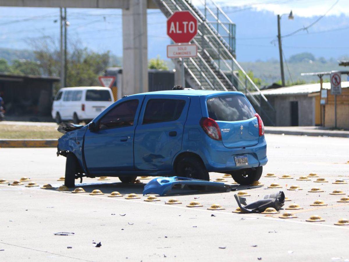 Los automotores dejaron el pavimento lleno de escombros tras el choque. Los automotores dejaron el pavimento lleno de escombros tras el choque.