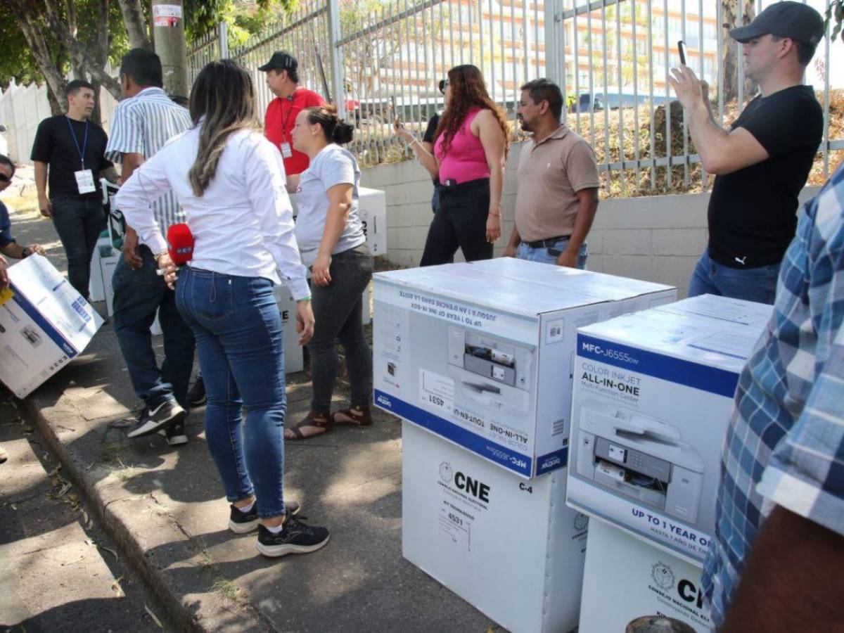 En plena calle dejan maletas electorales con retraso de más de nueve horas de entrega