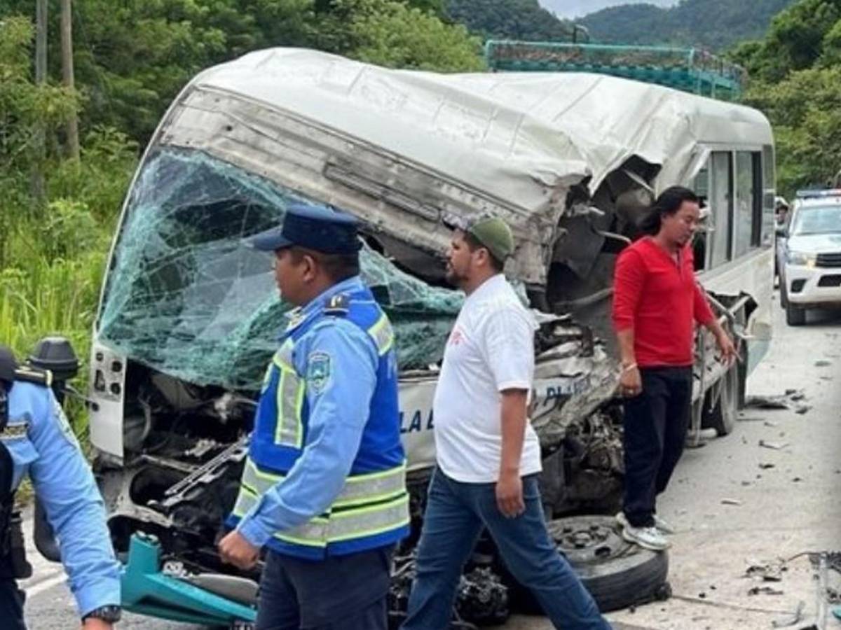 Las primeras imágenes  del brutal choque entre bus y rastra en desvío a Trinidad, Copán