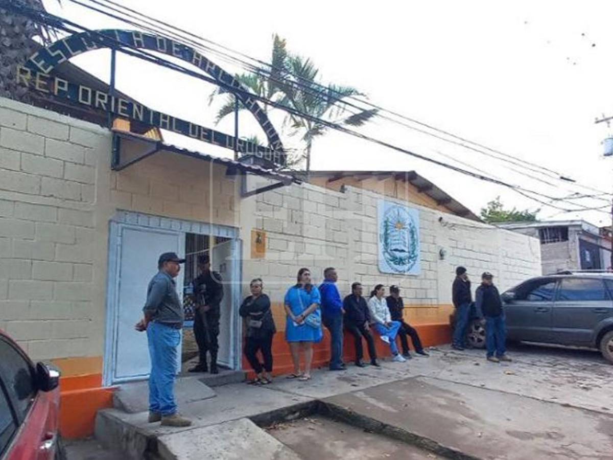 Hondureños madrugaron a esperar apertura de urnas para votar