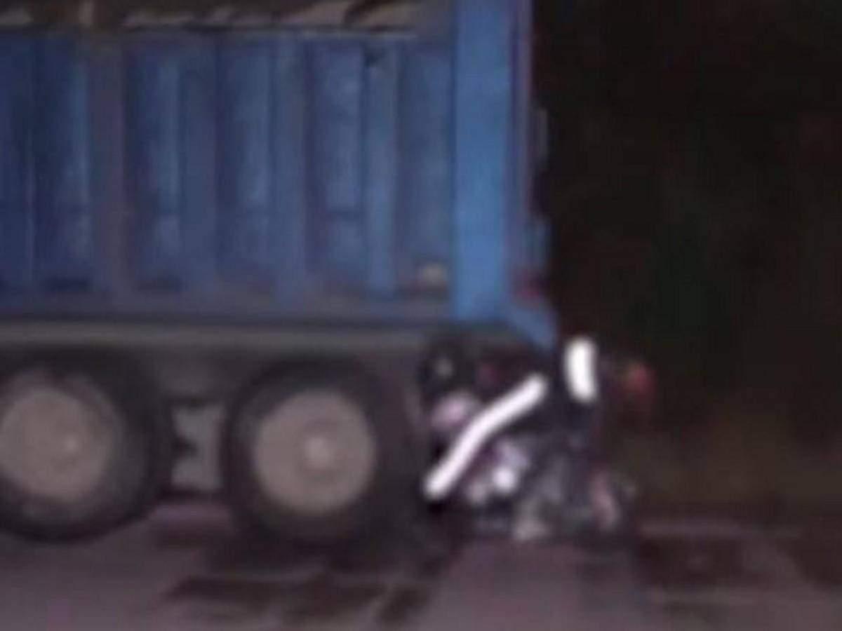 Joven muere por volqueta averiada que invadía mitad del carril en carretera al sur