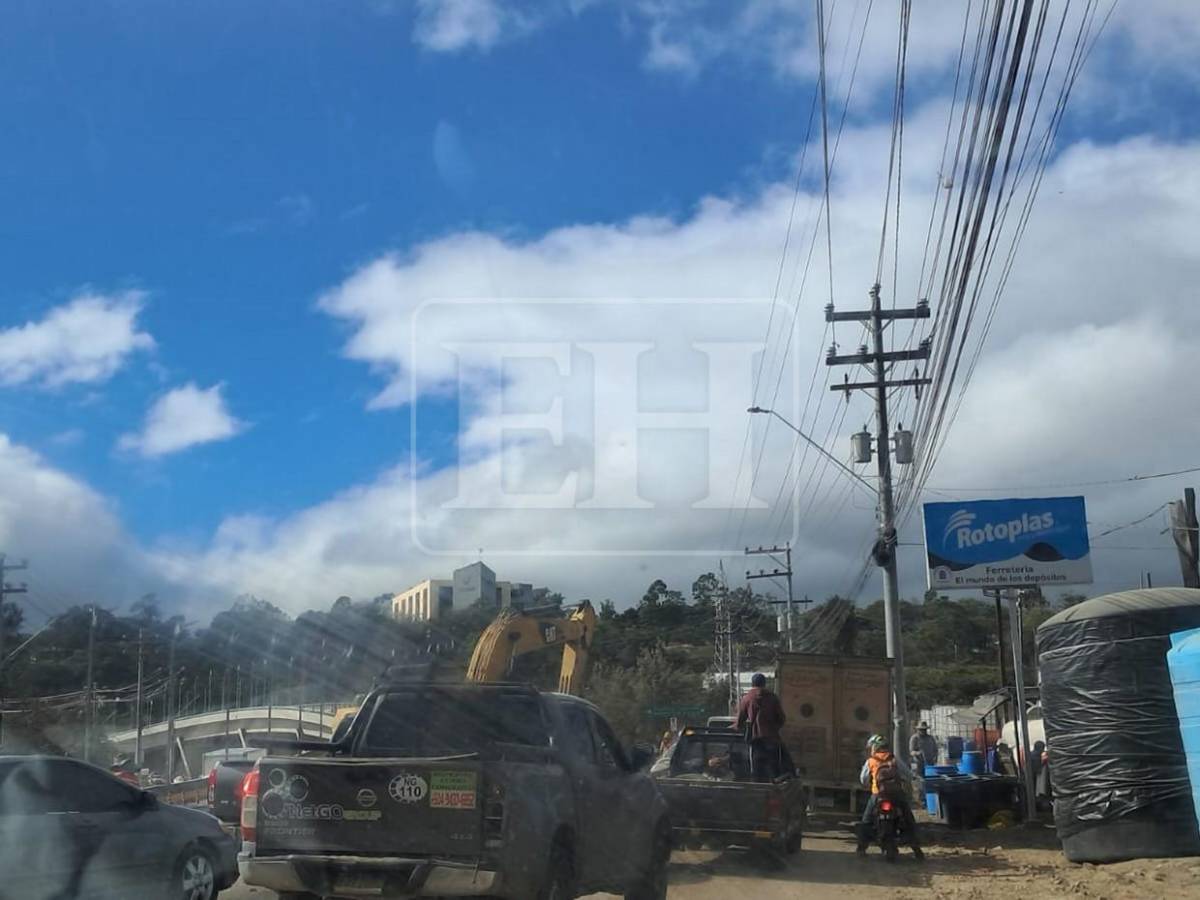 Caos vial en anillo periférico por cierre de puente Papa Francisco