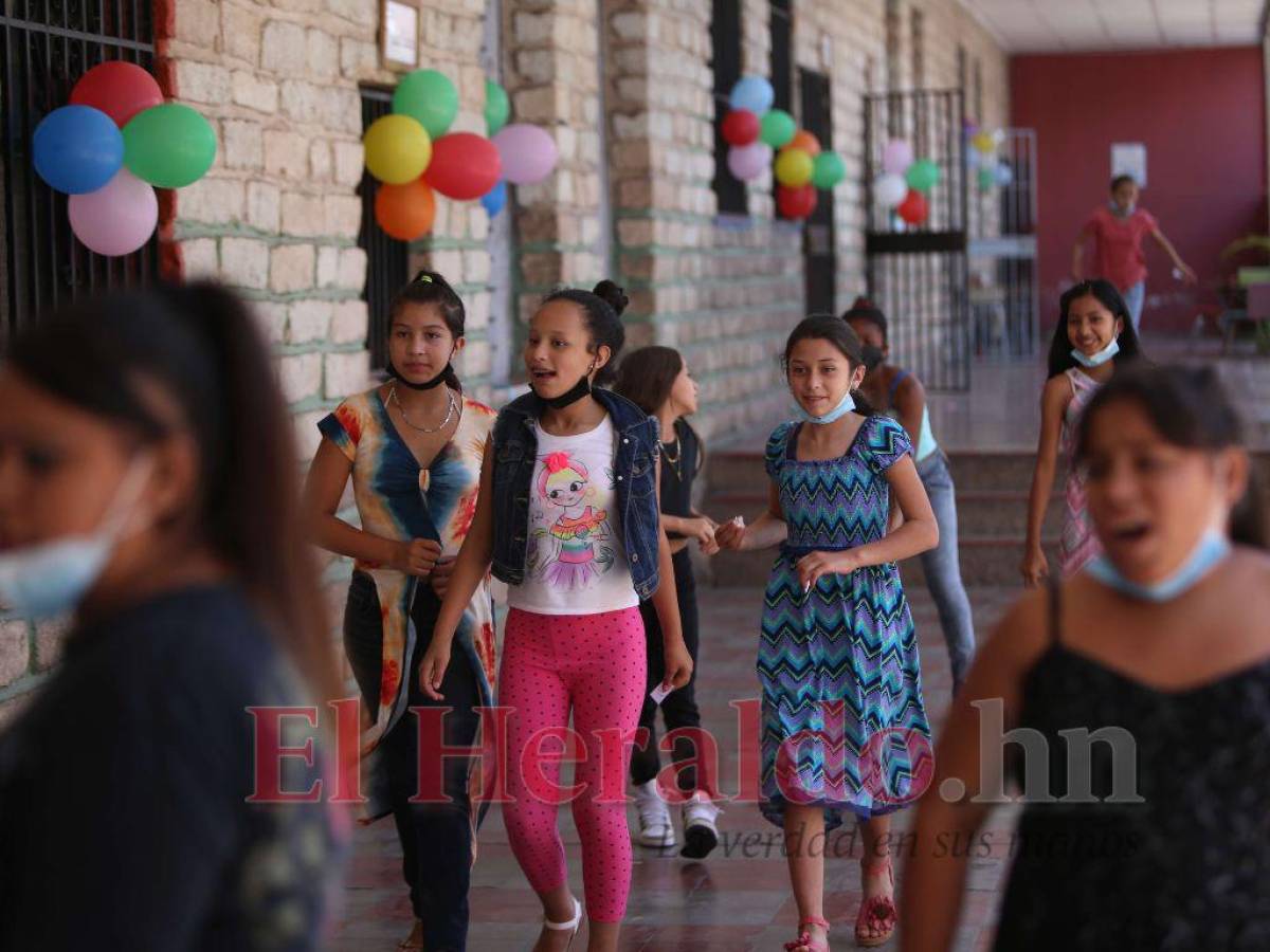 Autoridades de los centros educativos permitieron a los festejados sustituir su uniforme por ropa de color para celebrar el Día del Niño hondureño.