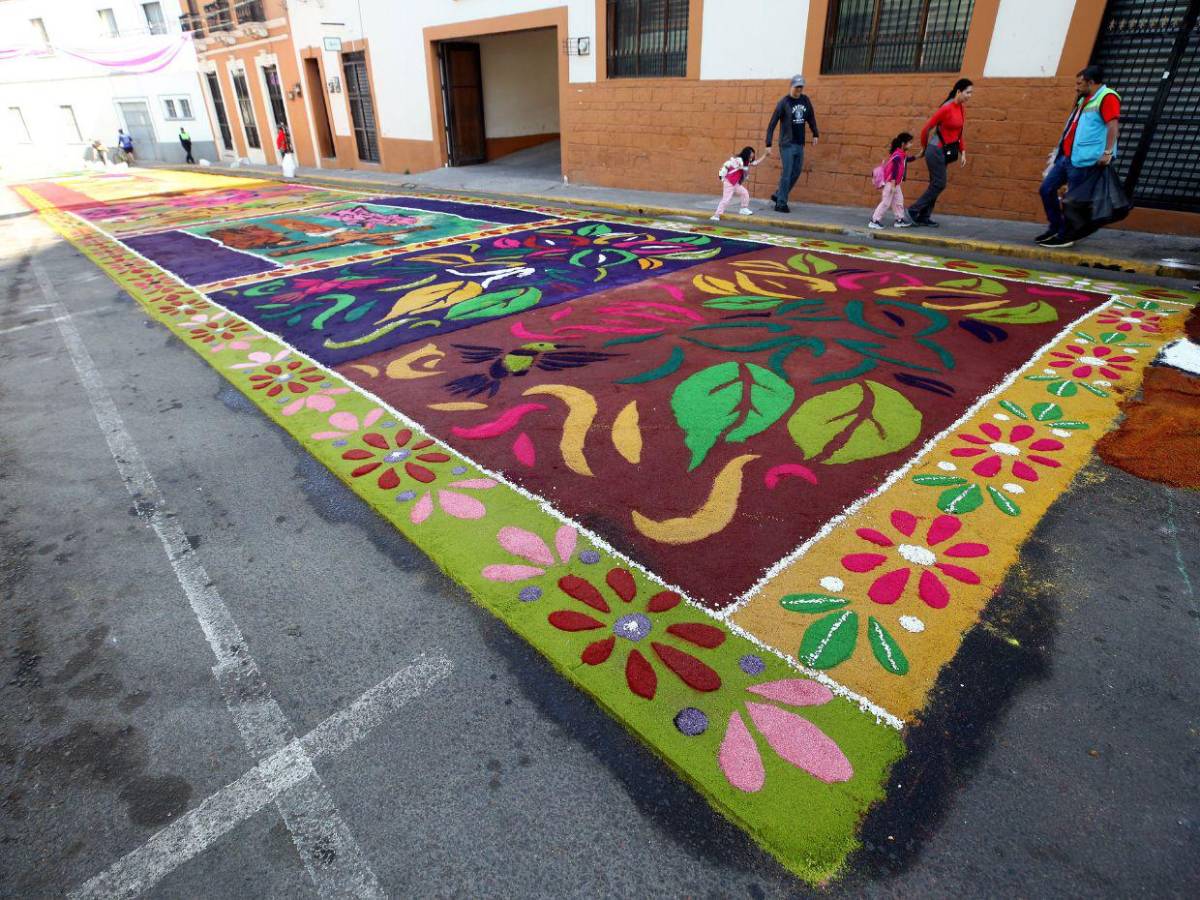 Coloridas alfombras embellecieron el centro histórico el Viernes Santo