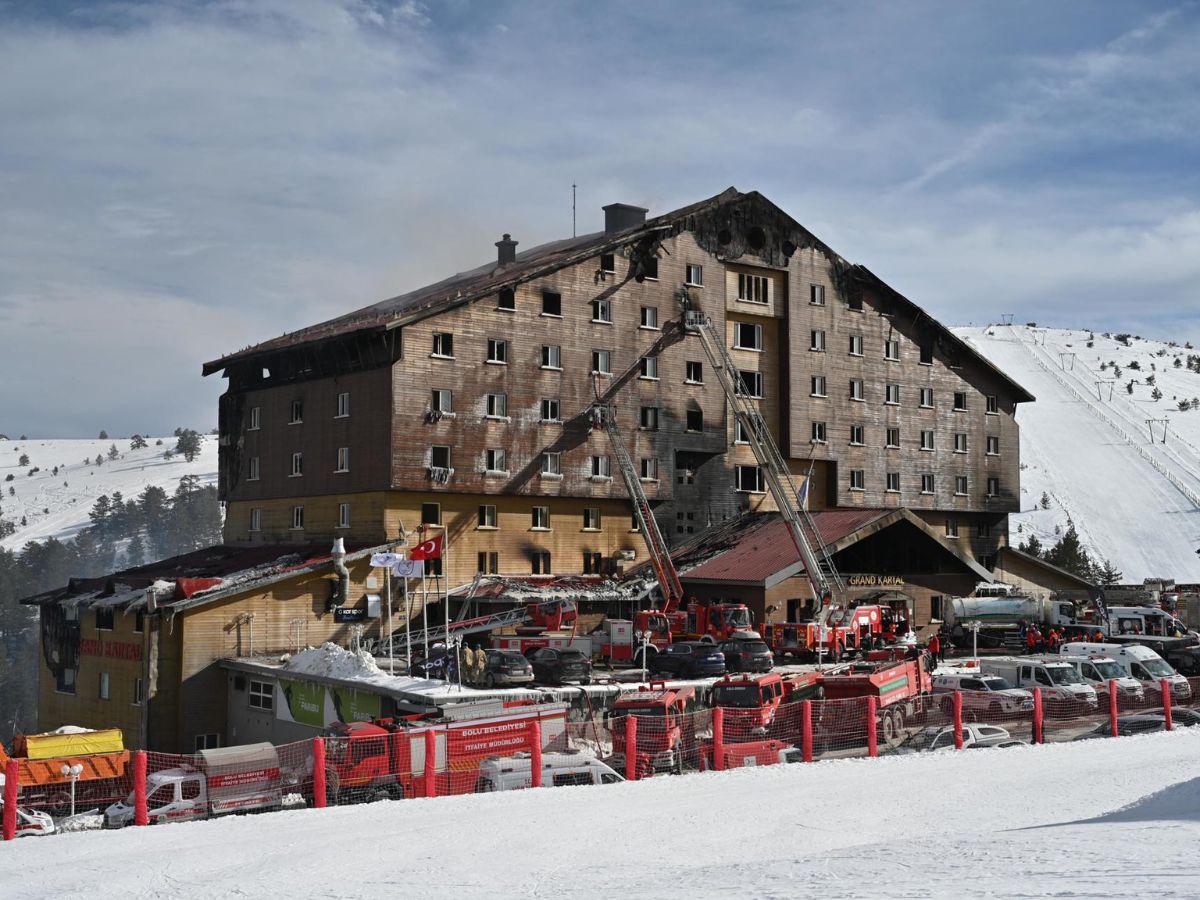 Voraz incendio en hotel de Turquía deja unas 69 personas muertas