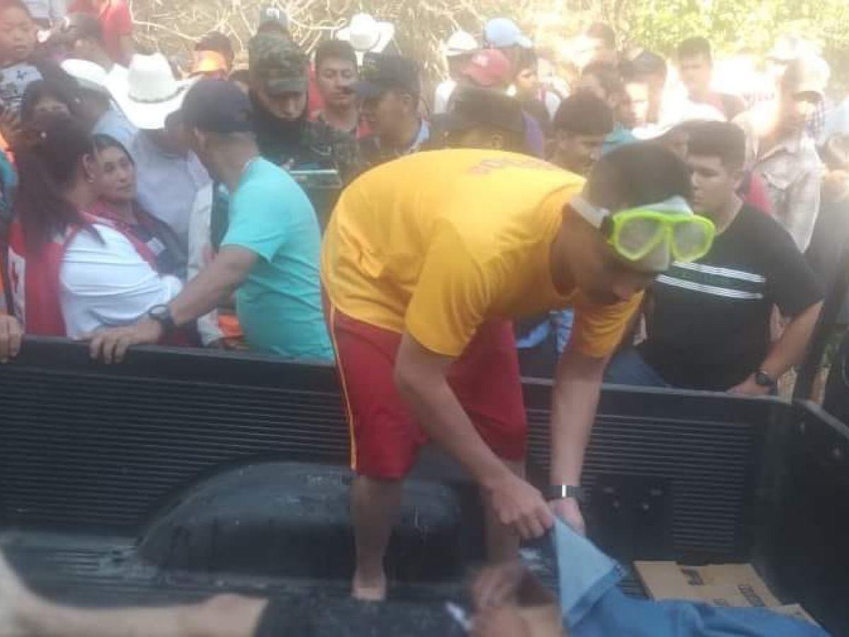 Los bomberos recuperaron el cadáver de Javier Vargas López, de 16 años.