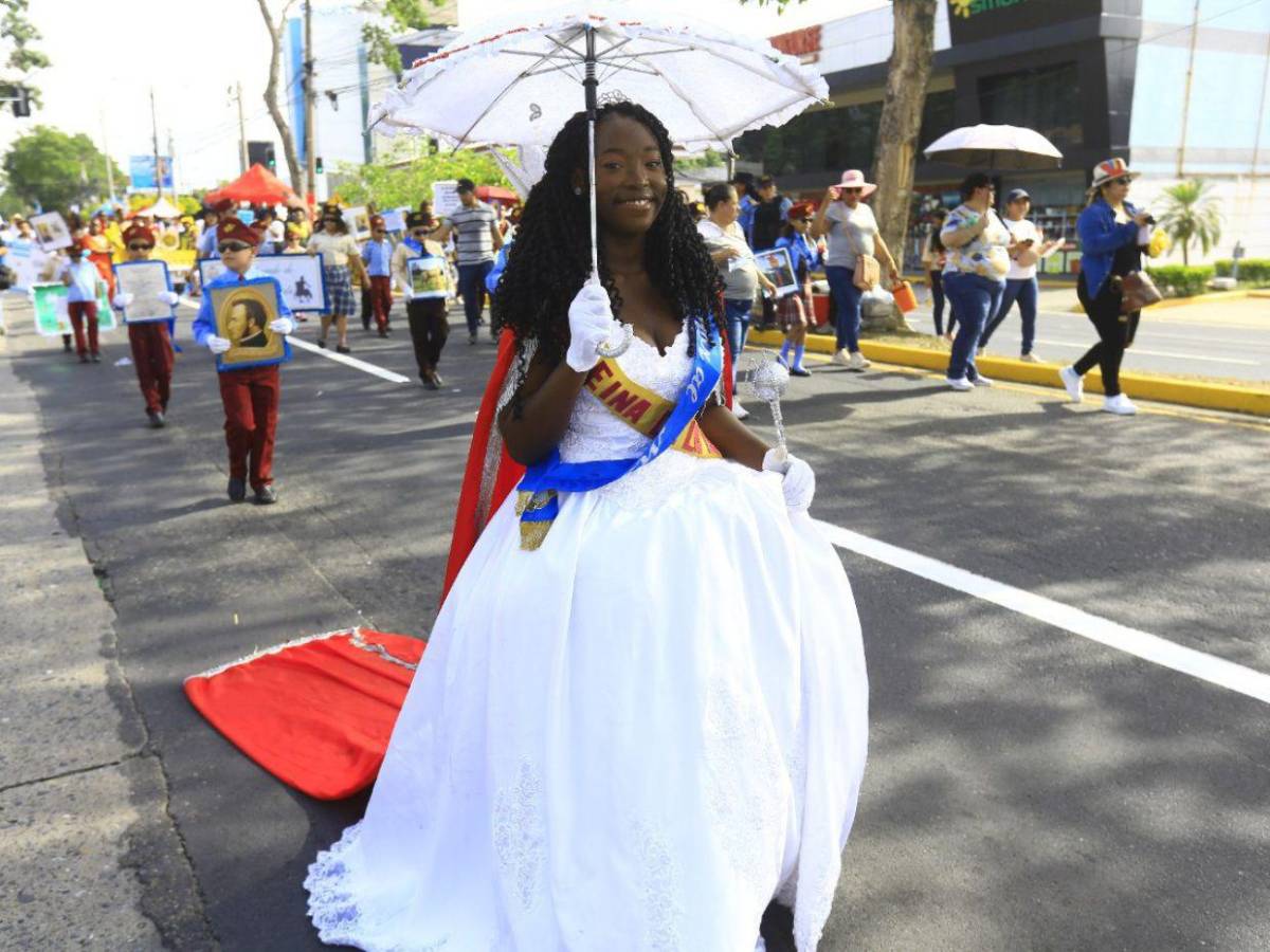 ¡Orgullo y fervor! Escuelas desfilan honrando a la patria en SPS