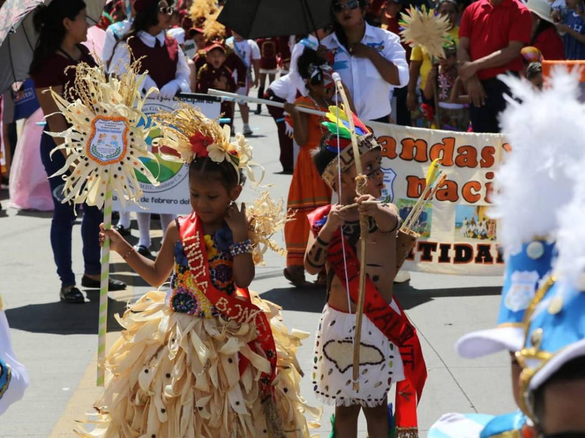 Niños de prebásica brillan en desfiles con trajes típicos y elementos culturales