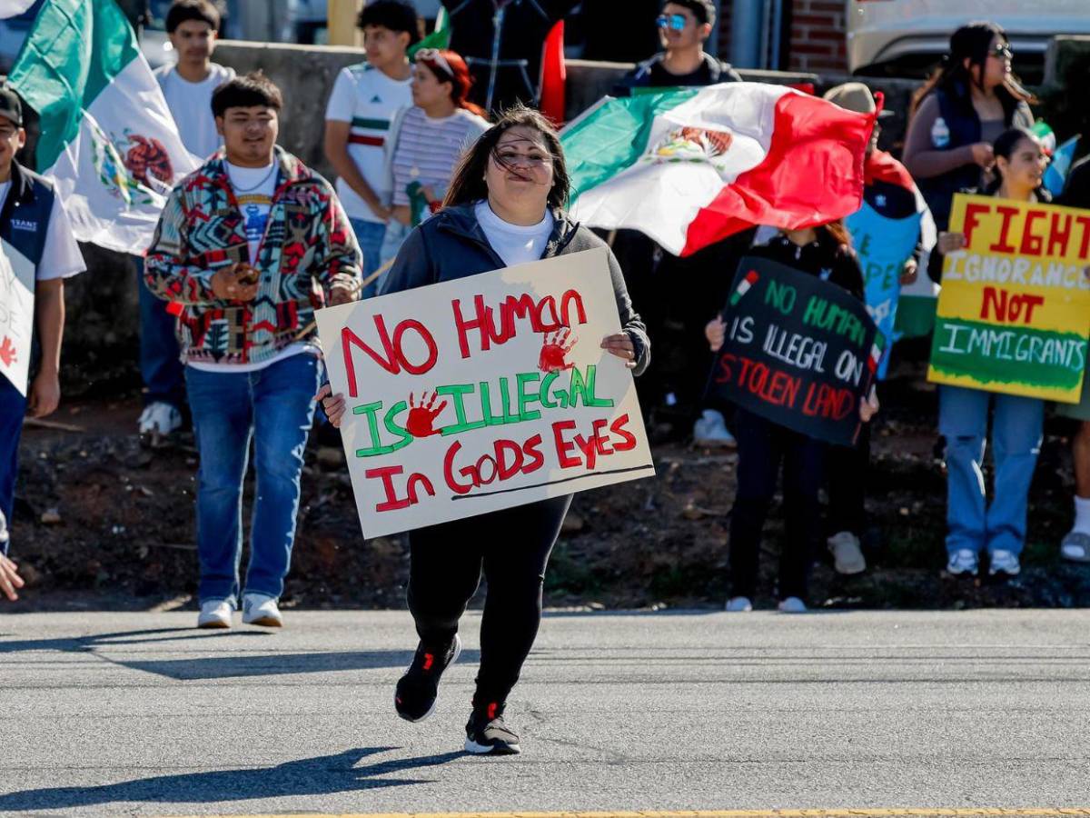 Miles de migrantes protestan contra redadas y deportaciones de Donald Trump