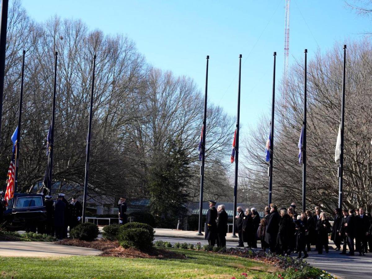 Siguen las honras fúnebres para Jimmy Carter; será trasladado a Washington este martes