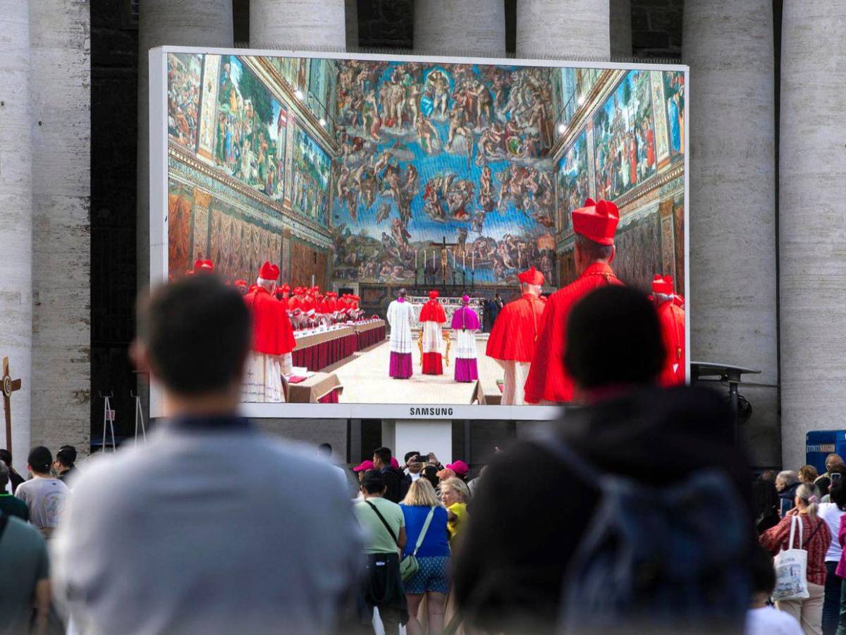 Larga espera y fumata negra: así se vivió el primer día del cónclave
