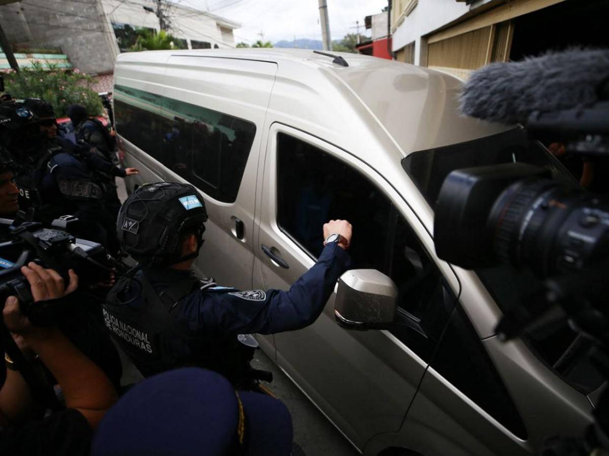 Reciben a Romeo Vásquez en Juzgados con gritos de “que pague” y “justicia para Isis Obed”