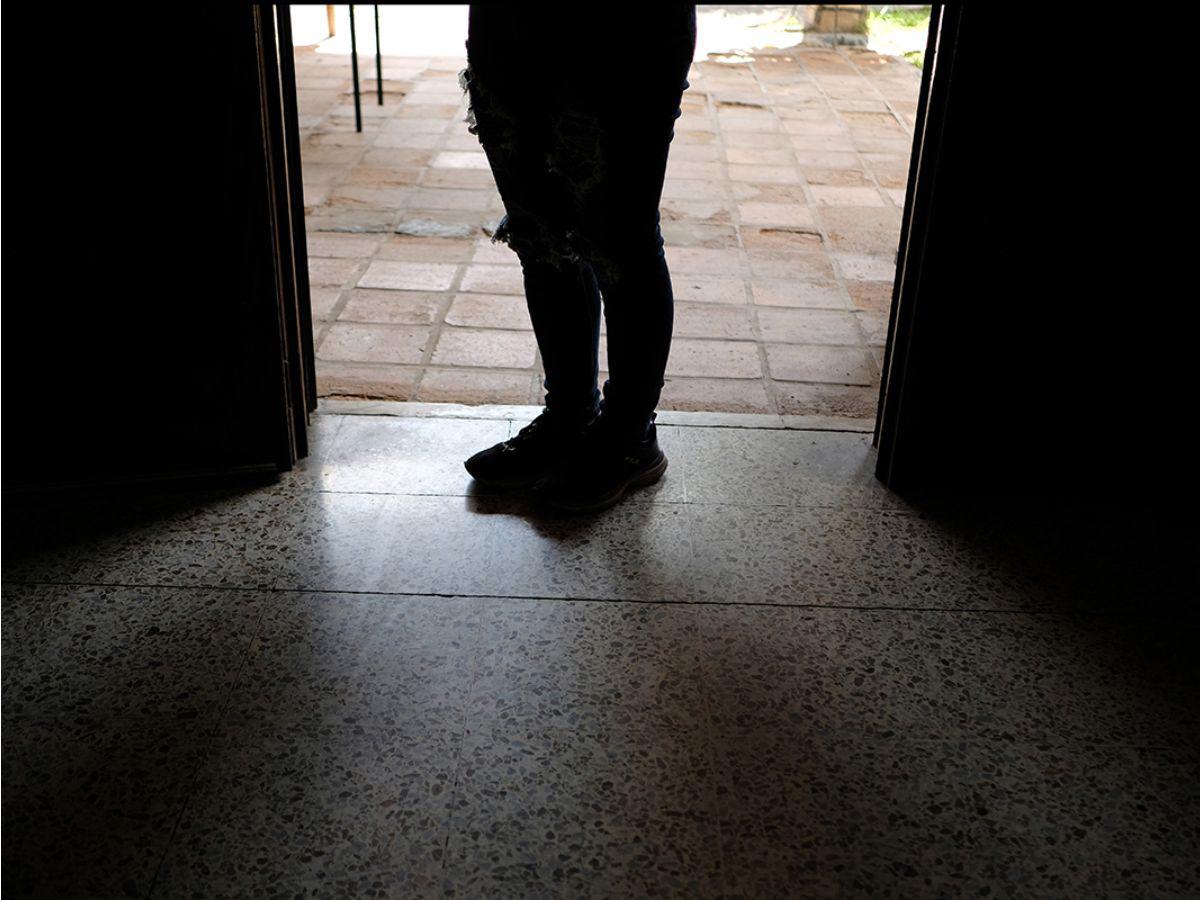 Doris y Ariel vendían videos íntimos de su hija de 12 años por 2,000 lempiras; fueron capturados