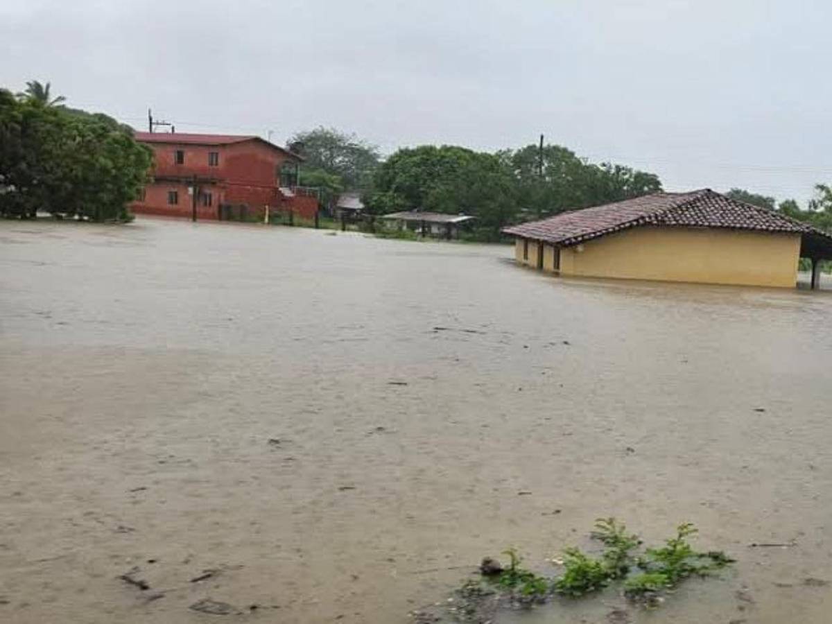El Cubulero bajo el agua tras lluvias recientes; son al menos 63 viviendas inundadas