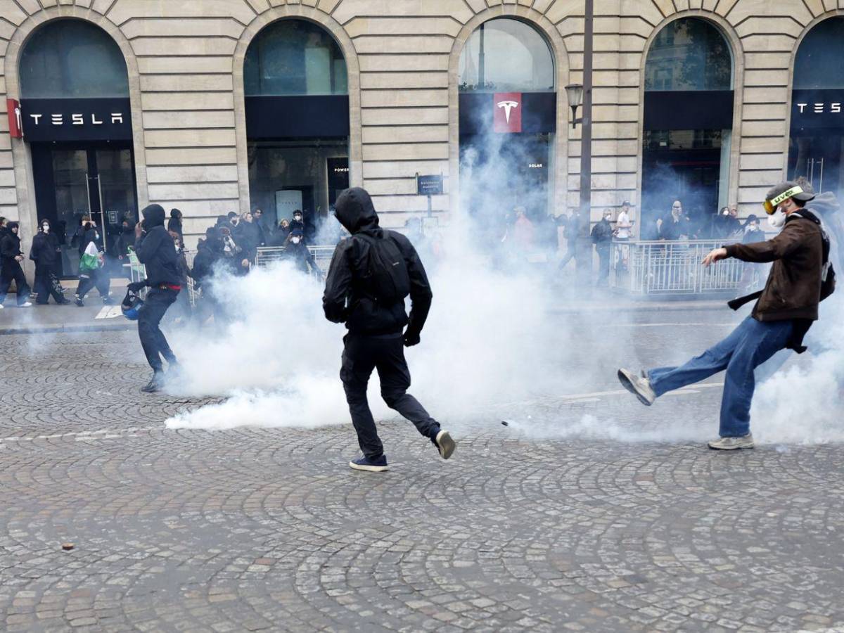 Francia anuncia toques de queda y Europa mira con inquietud la ola de disturbios