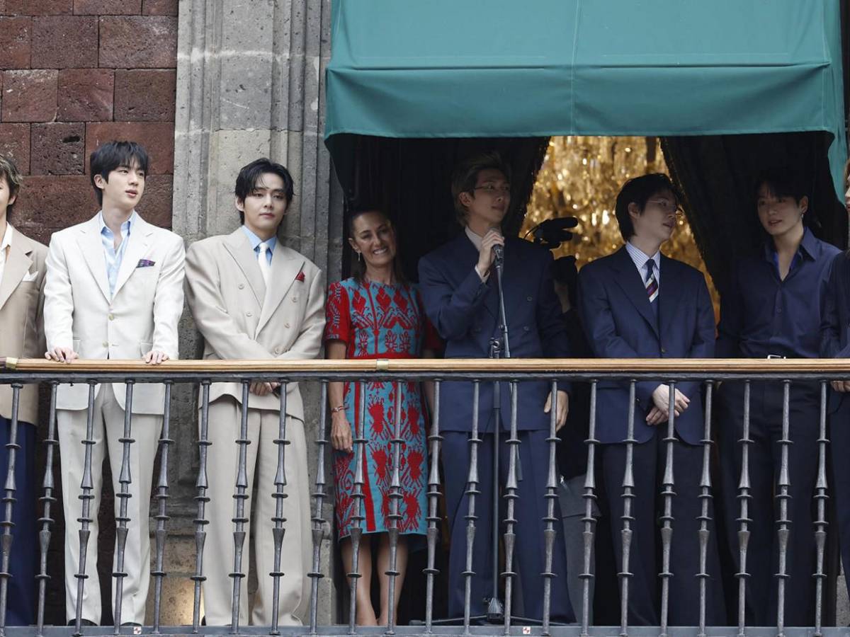 BTS sorprende a miles de seguidores en el Zócalo de México