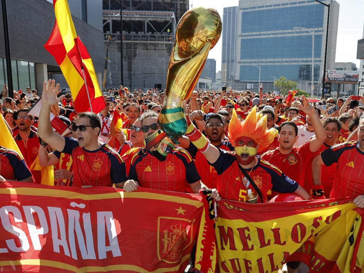 Locura en calles de Atlanta, cientos de españoles animan la previa España vs Cabo Verde
