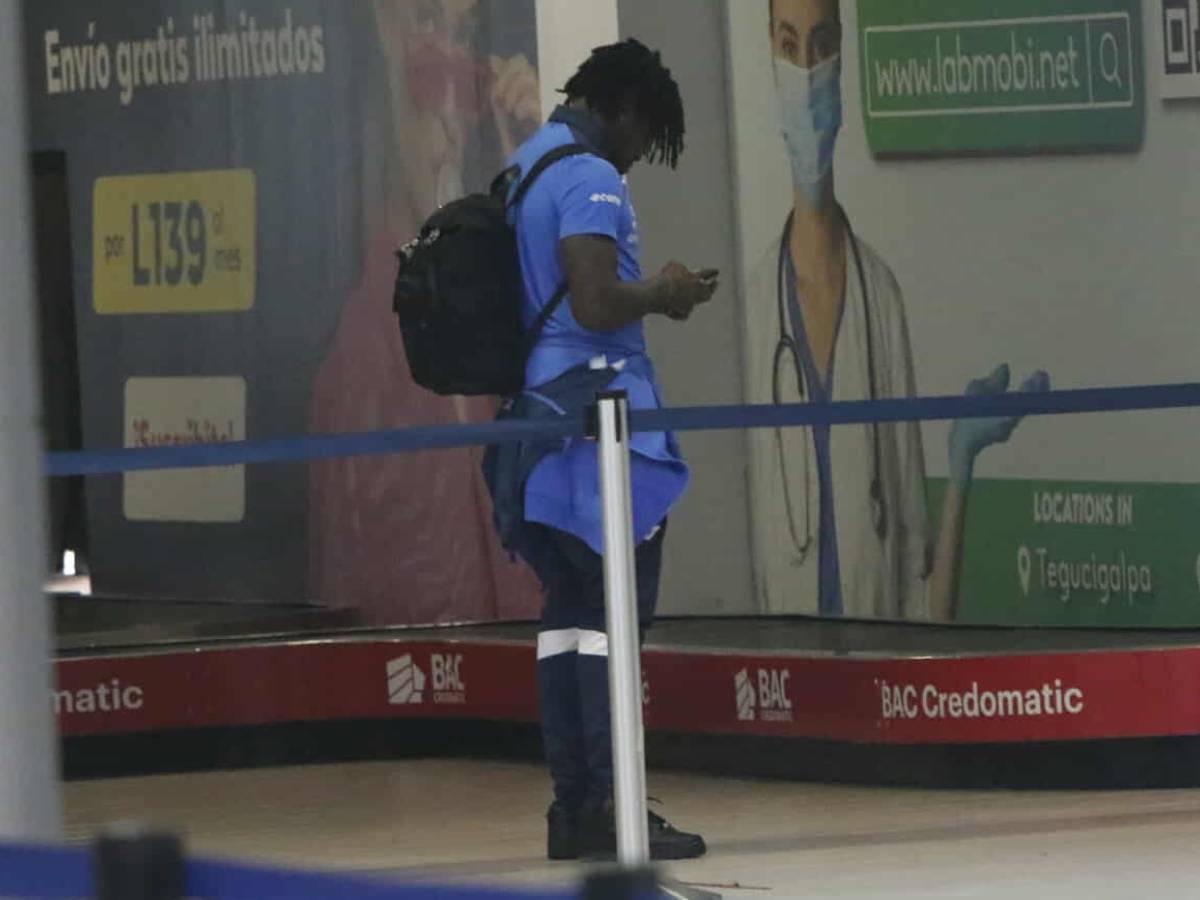 Con cara de pocos amigos llegan jugadores de Honduras tras derrota con Nicaragua