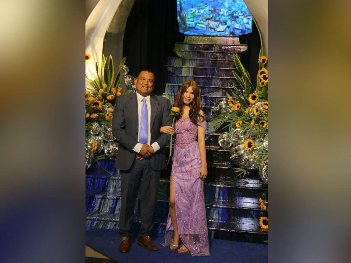 Desfile de los seniors 2025 de la Dowal School junto a sus padres