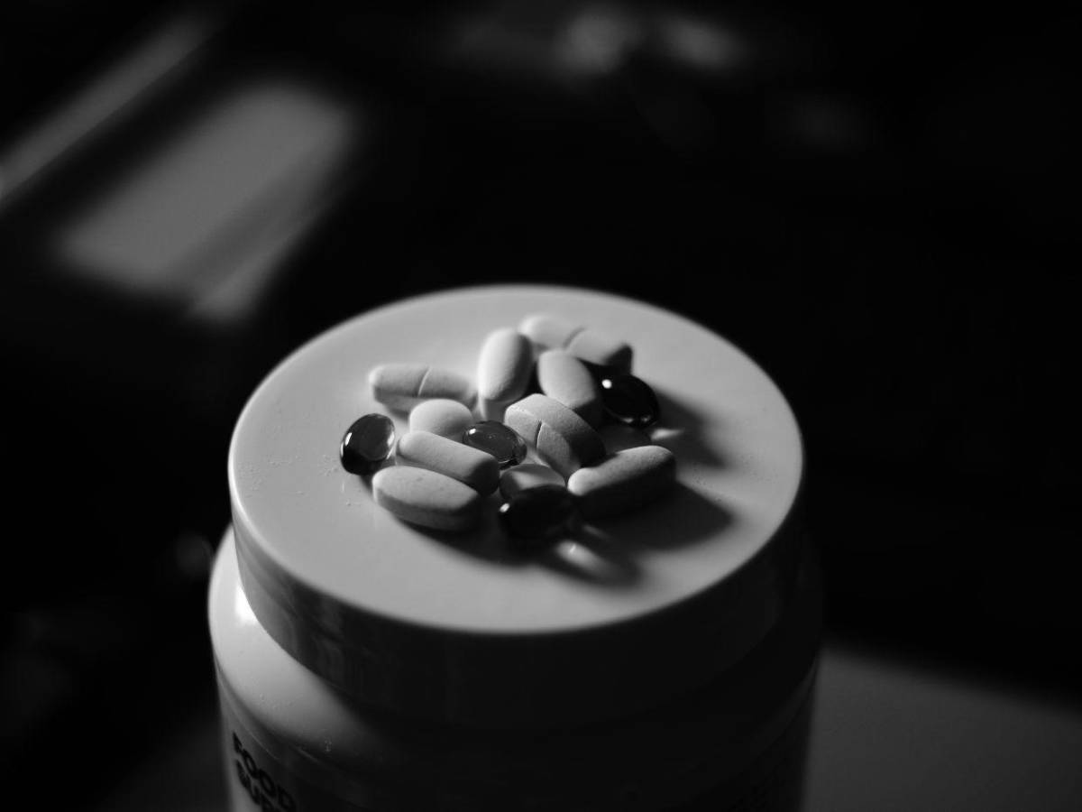 Abusaba de ella mientras la grababa: detienen a hombre por drogar a esposa durante 10 años