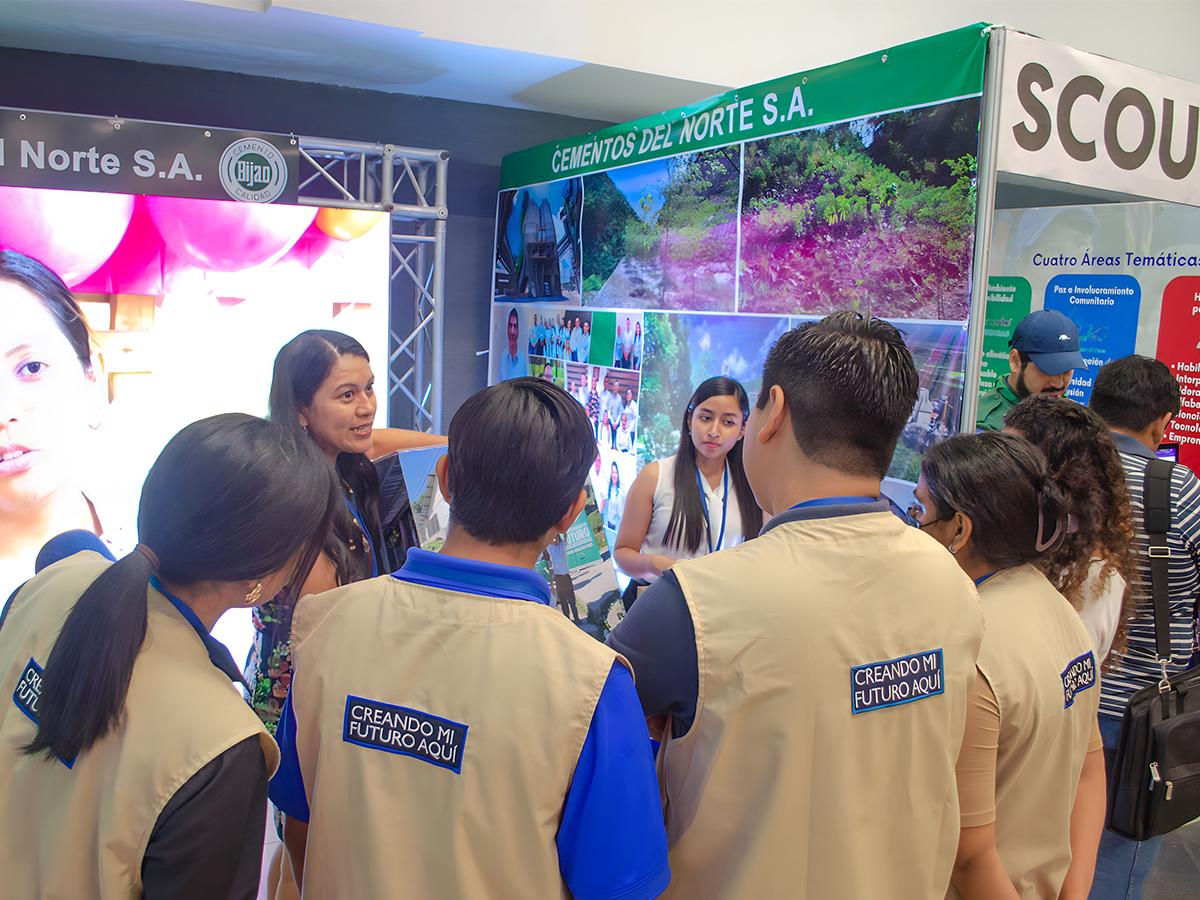 <i>Los visitantes a la jornada tuvieron la oportunidad de visitar el stand de Cenosa. </i>