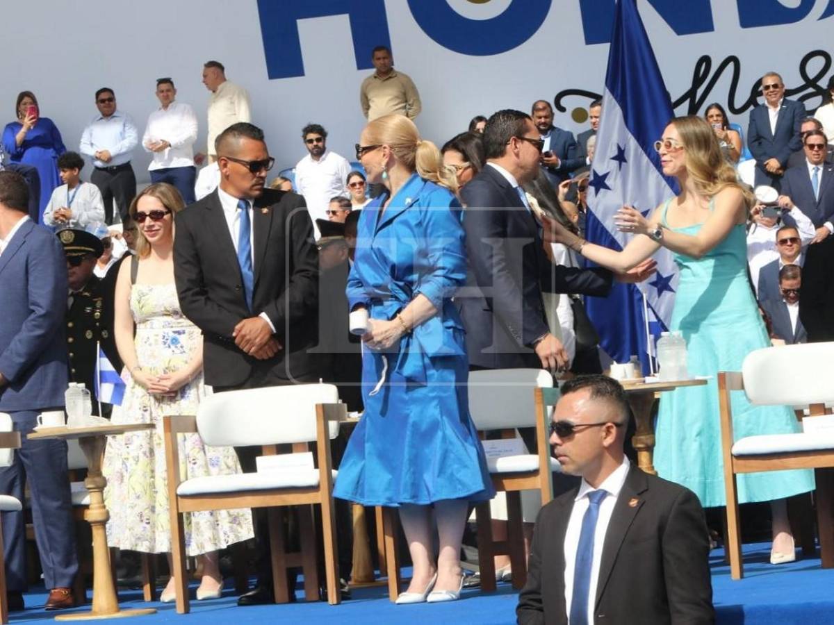 Familia presidencial engalana el estrado principal durante los desfiles patrios