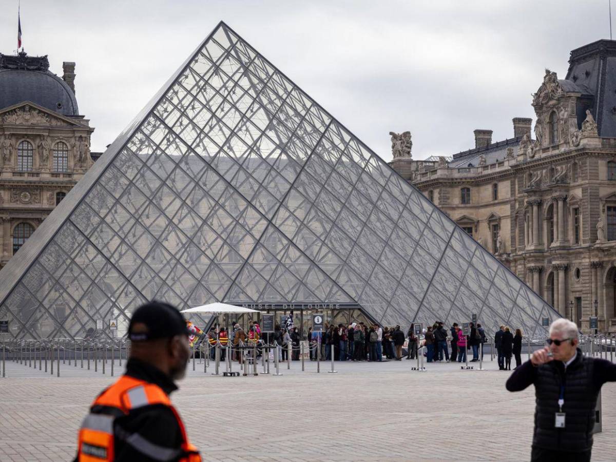 Estudiantes bloquean el acceso al Louvre en apoyo a las protestas de los institutos