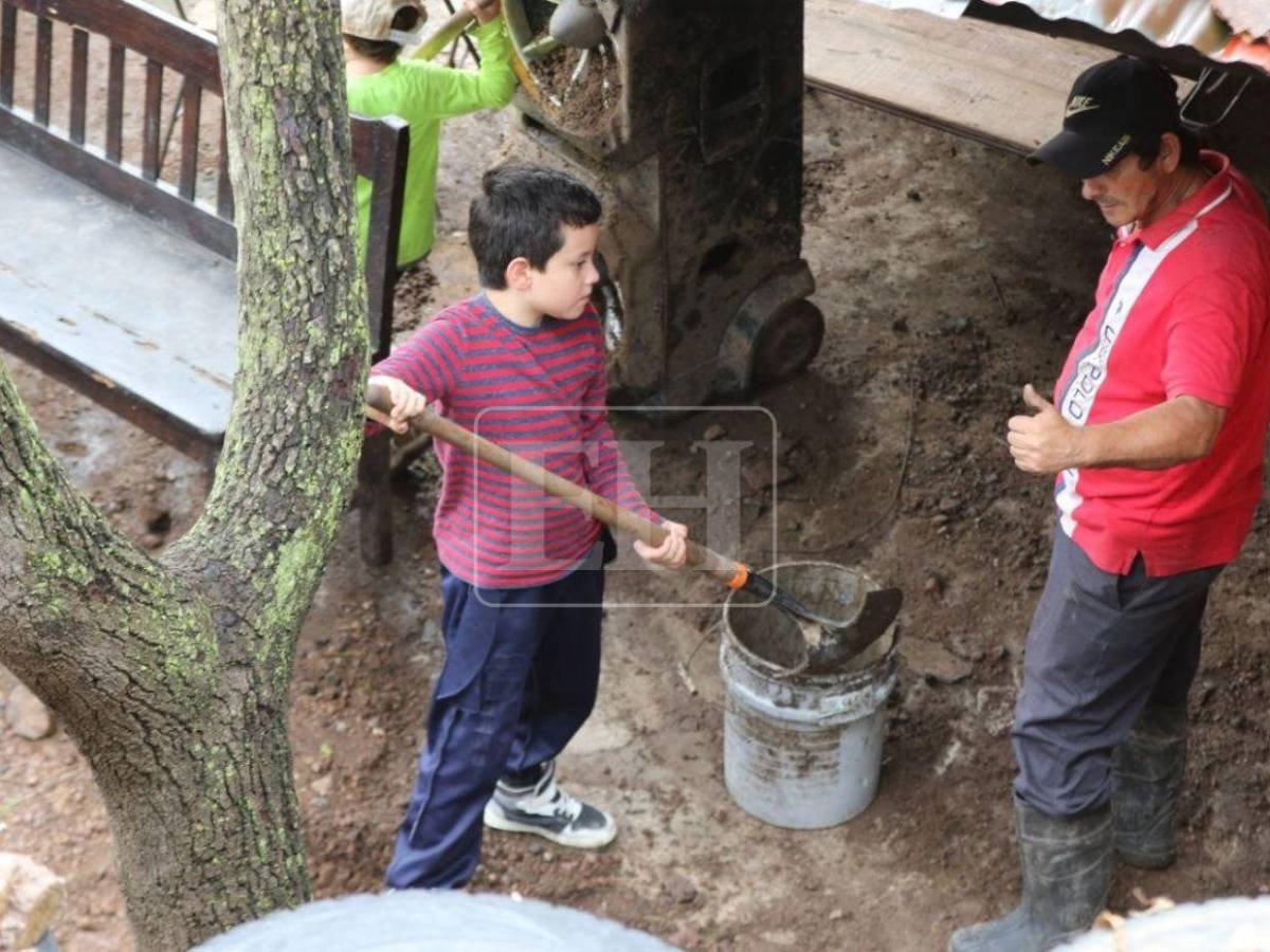 Afectados por deslizamiento en la Villa Unión regresan para conocer daños tras deslizamiento