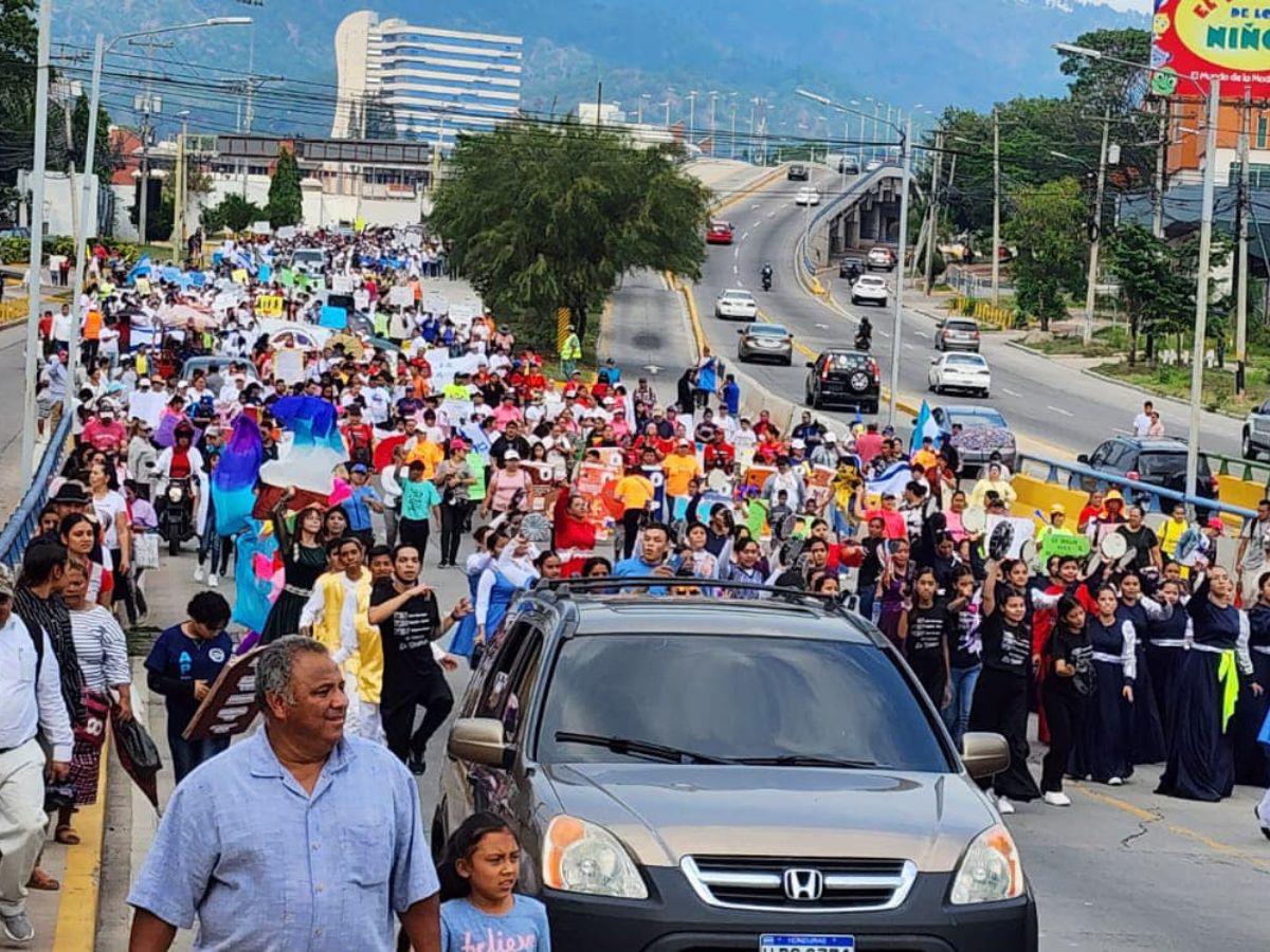 En multitudinaria marcha, iglesias rechazan leyes que atentan contra la familia en Honduras