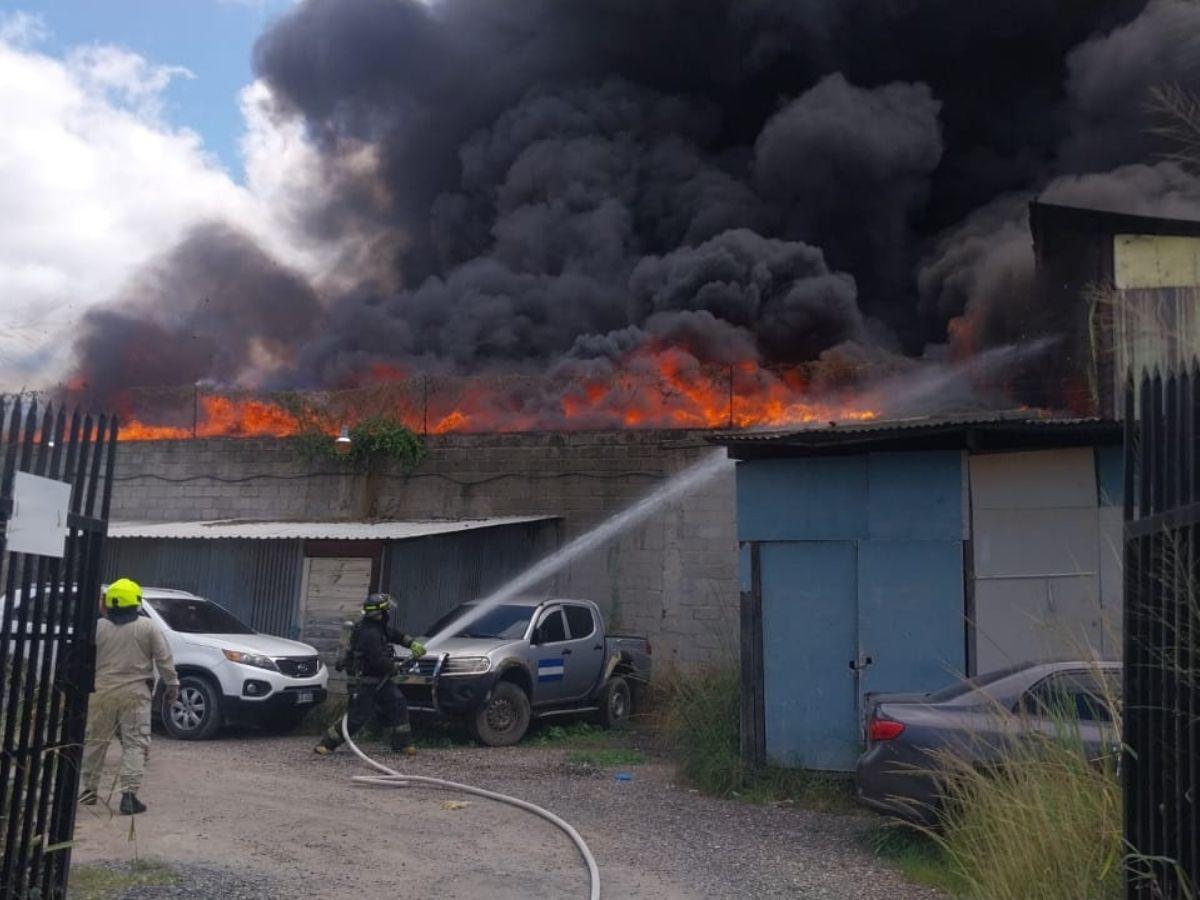 Las imágenes del pavoroso incendio en la colonia El Prado Las imágenes del pavoroso incendio en la colonia El Prado
