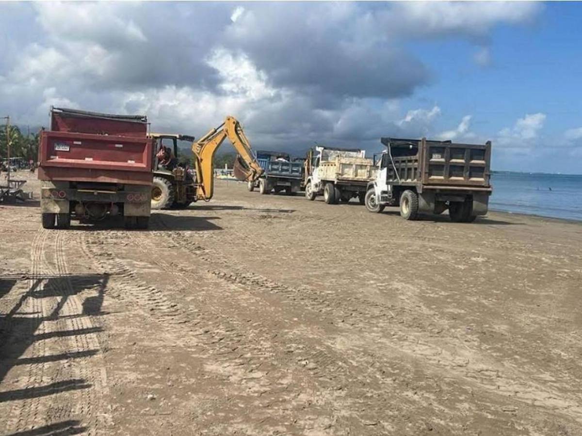 Como basurero: así amaneció la playa El Porvenir, en Puerto Cortés